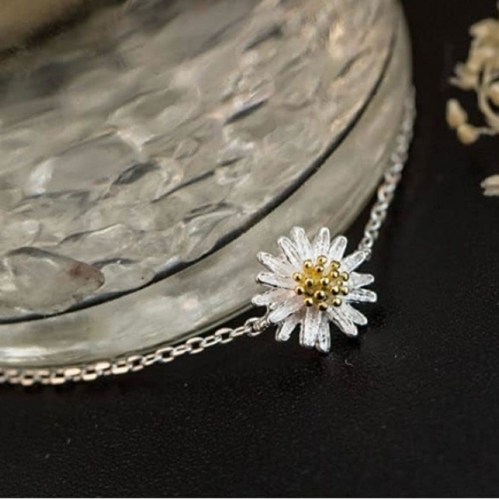 Flower Silver NWOT Necklace